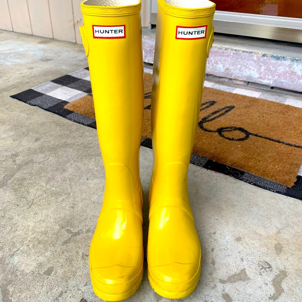 Hunter Original Tall glossy yellow rain boots, size 8